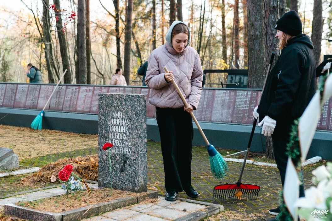 Студенты колледжа позаботились о памятниках в Сосновом Бору