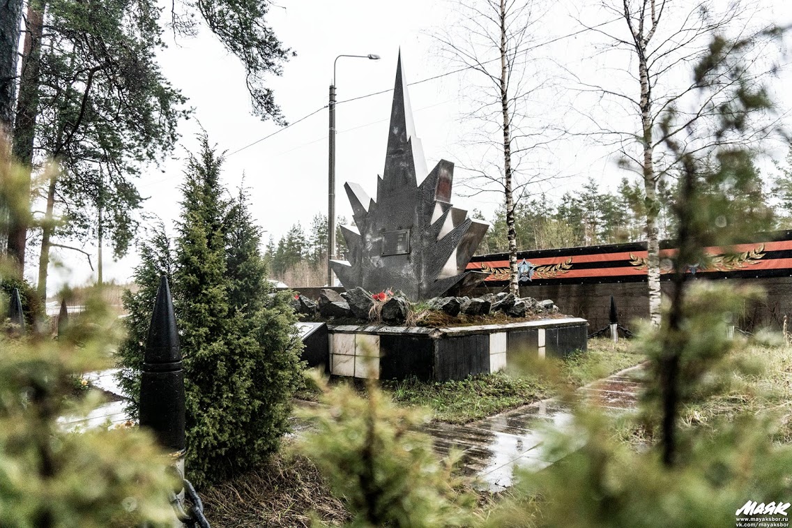 Фоторепортаж: память защитников Ораниенбаумского плацдарма почтили у мемориала «Взрыв»