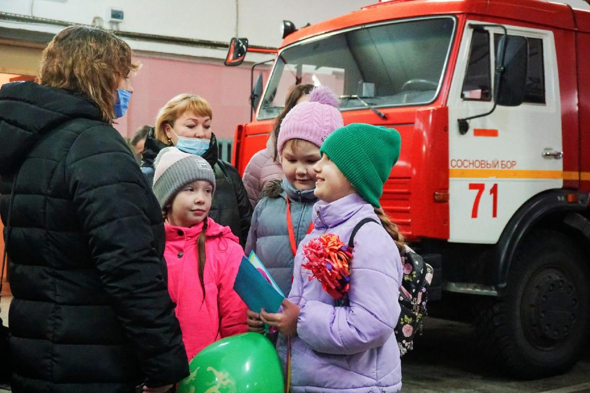 Сосновоборские дети поздравили пожарных с Днем защитника Отечества