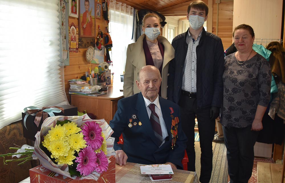 В Сосновом Бору ветеранам вручают медали к 75-летию Победы