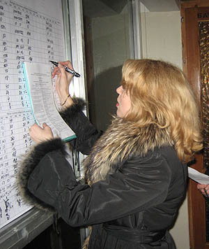 Ночь после голосования. Представитель участковой избирательной комиссии вносит данные в сводную таблицу. (Фото Станислава Селина)