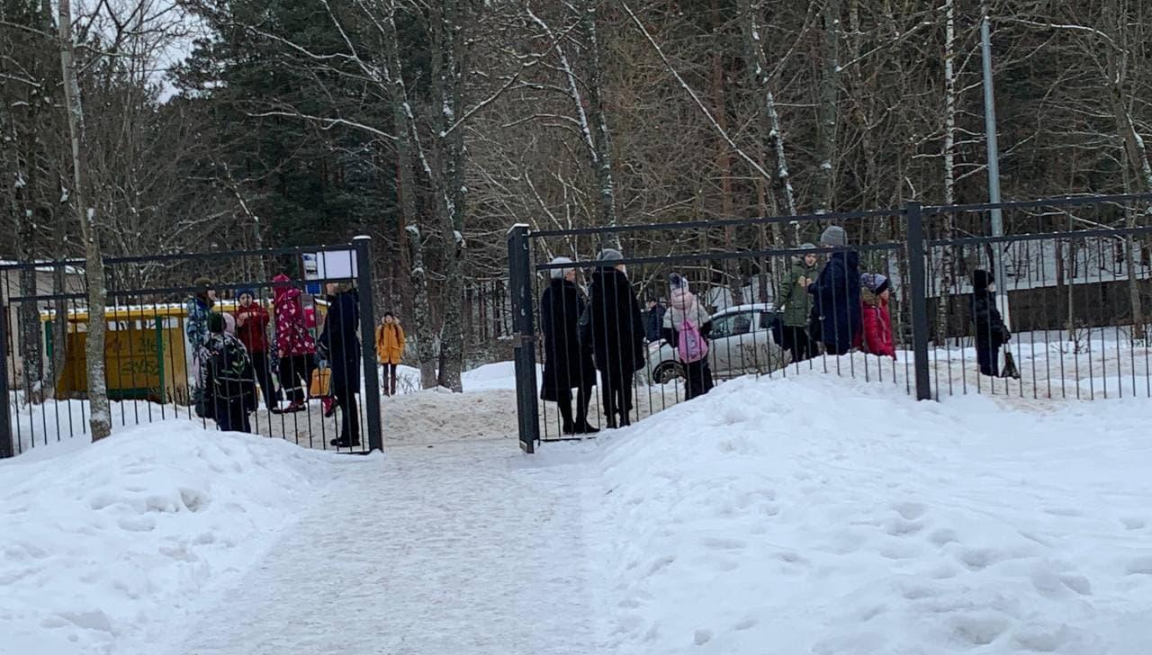 Школьники ожидают прихода родителей после эвакуации второй школы в 11:50 27 января