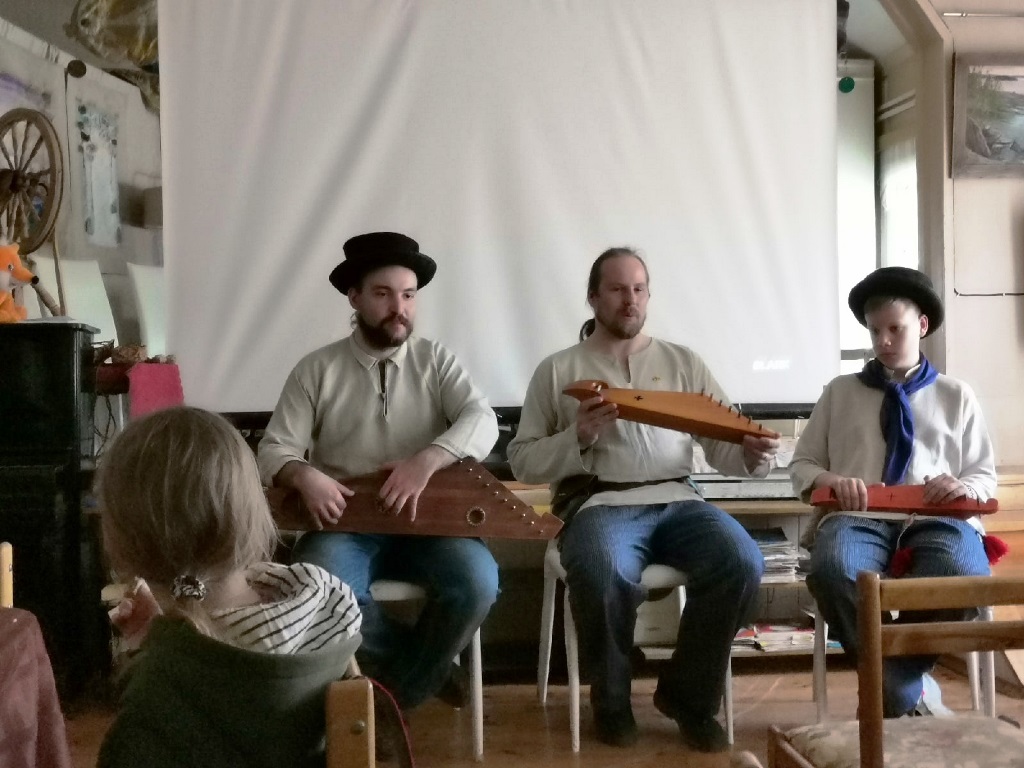 Дудук, калюка и гудок — в сосновоборском клубе «Ручьи» звучала этническая музыка 