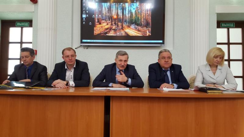 Руководитель областной системы образования Сергей Тарасов провел рабочее совещание в Сосновом Бору