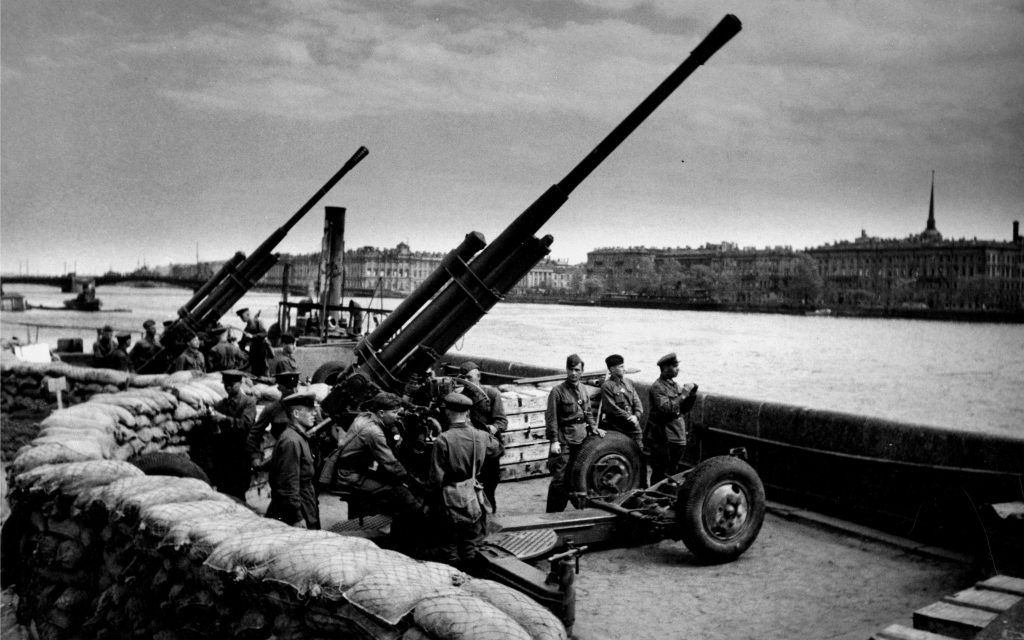 В День начала героической обороны Ленинграда во время фашистской блокады областное правительство обращается к ленинградцам