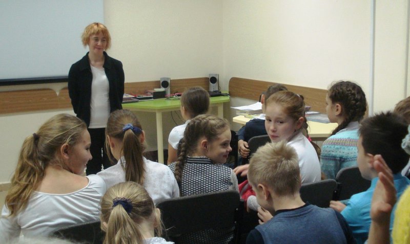 Писательница Наталья Евдокимова пообщалась с юными сосновоборцами