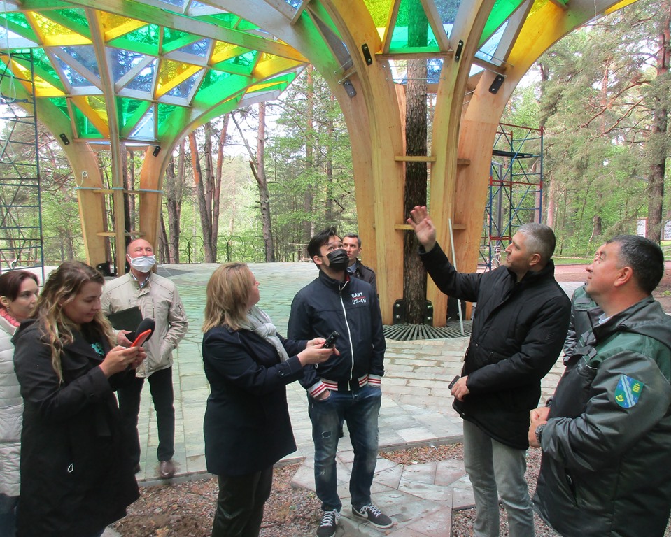 Фантастический уголок Приморского парка в Сосновом Бору проинспектировал глава города