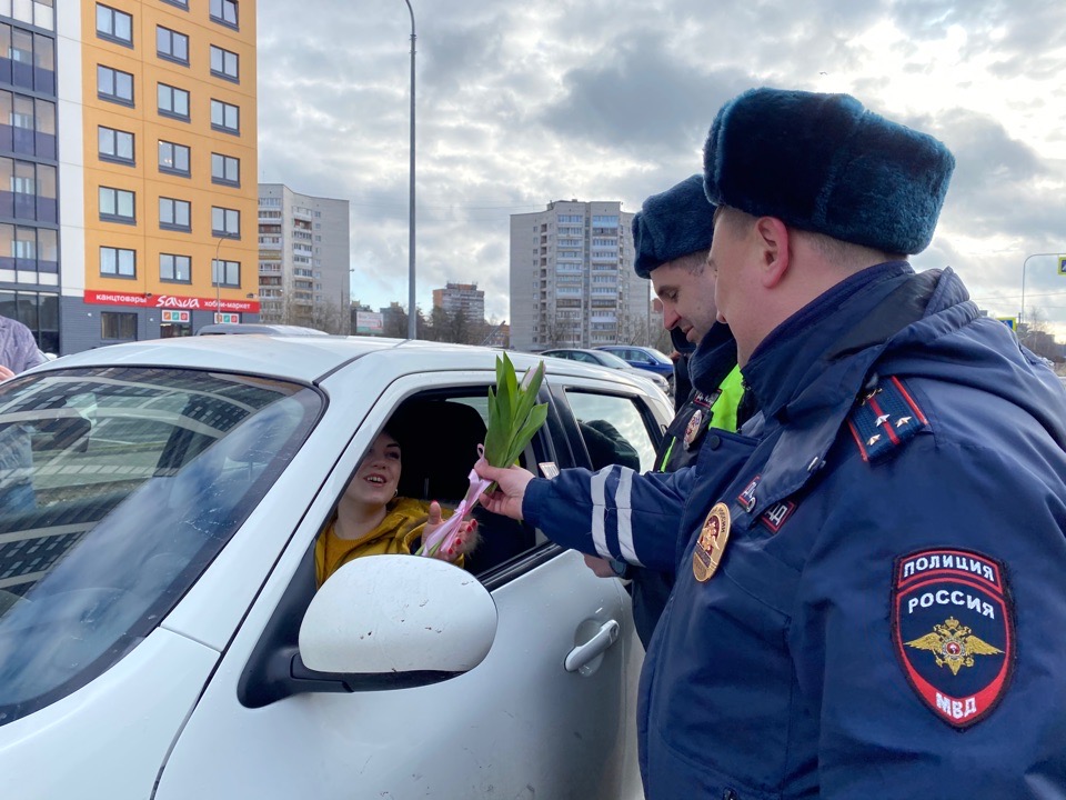 Фото: в Сосновом Бору инспекторы ДПС поздравили женщин-водителей с 8 марта