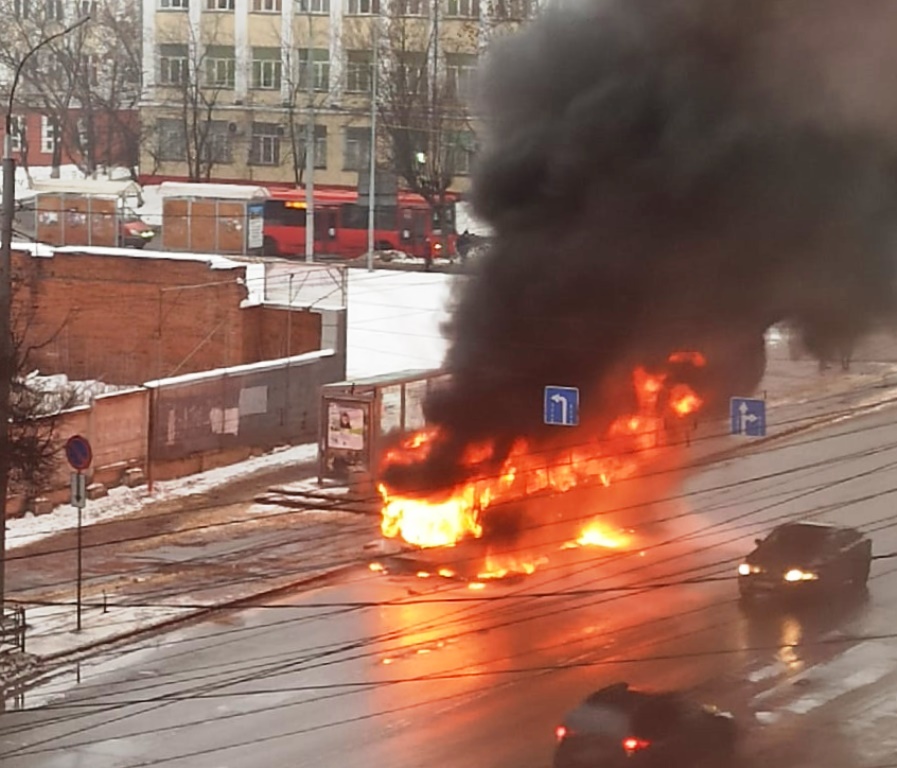 Рейсовый автобус полностью выгорел на маршруте в центре Кирова. Видео
