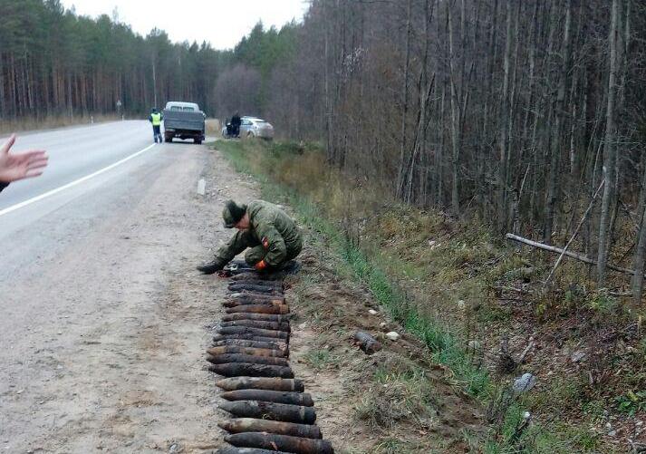 Рядом с дорогой на Сосновый Бор у ж/д переезда «68 км» лежат выкопанные саперами боевые снаряды 