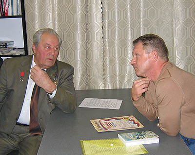 Участникам ликвидации аварии на ЧАЭС В. Шеянову (слева) и Г. Нагинскому есть что вспомнить. (Фото Ю. Викториновича)
