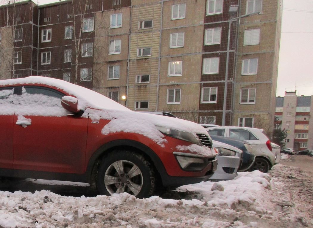 Фото Нины Князевой: Пока машины не убраны, никакая техника не справится со снегом