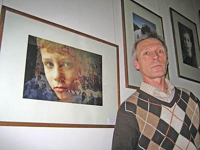 Николай Кувшинов рядом с портретом сына. (Фото Станислава Селина)
