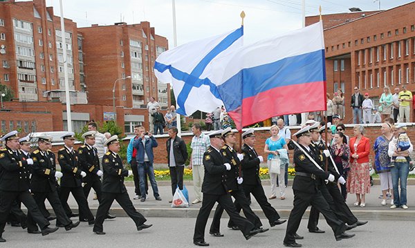 Вице-спикер Заксобрания Дмитрий Пуляевский поздравляет военных моряков Соснового Бора с праздником
