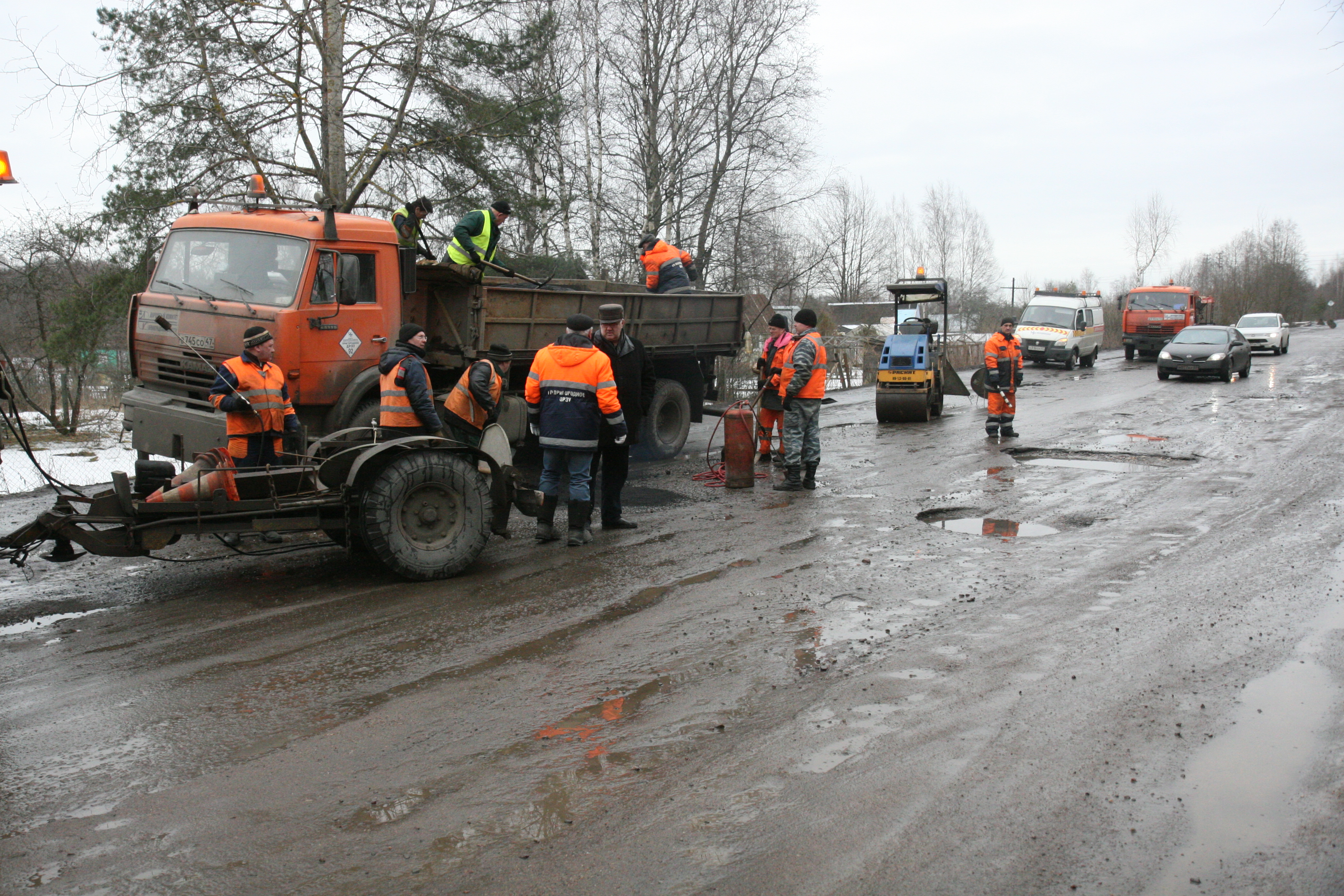 Областные дорожники заделывают ямы на дороге "Коваши-Сосновый Бор"