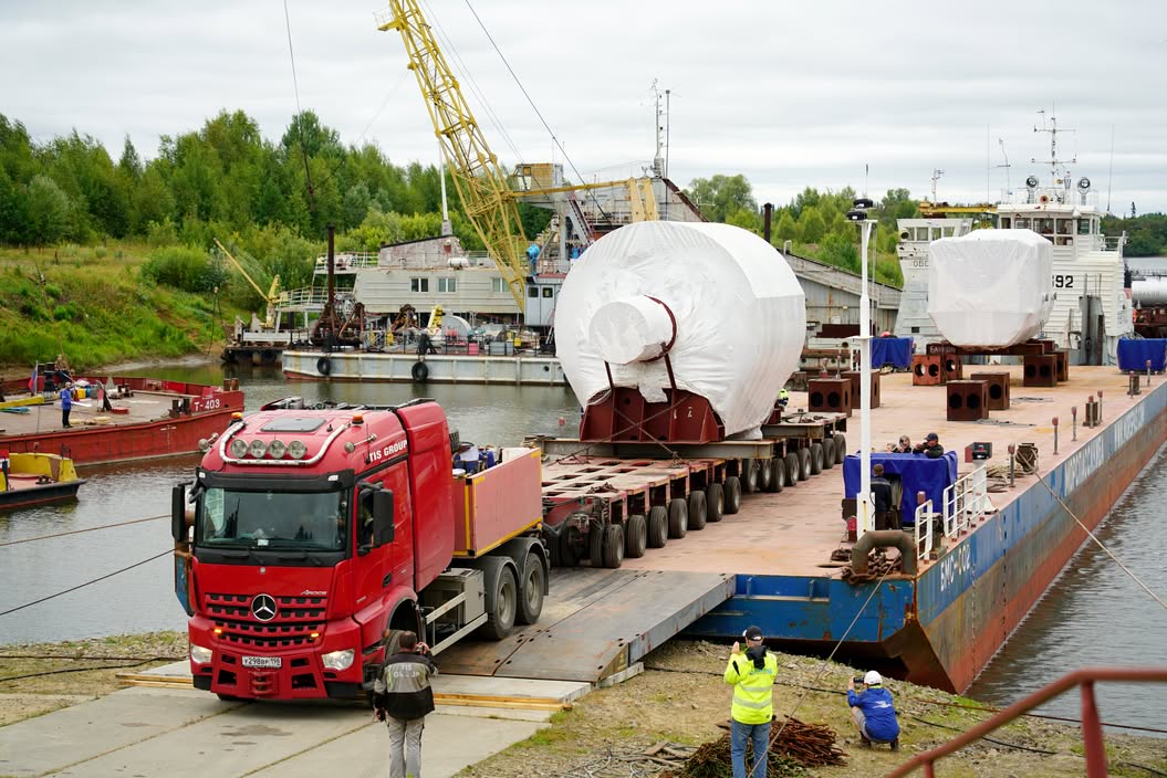 Силовое оборудование было доставлено по Северному морскому пути и реке Томь после перегрузки в речном порту – специальным автомобильным транспортом (Фото: АО «СХК», ГК «Росатом»)