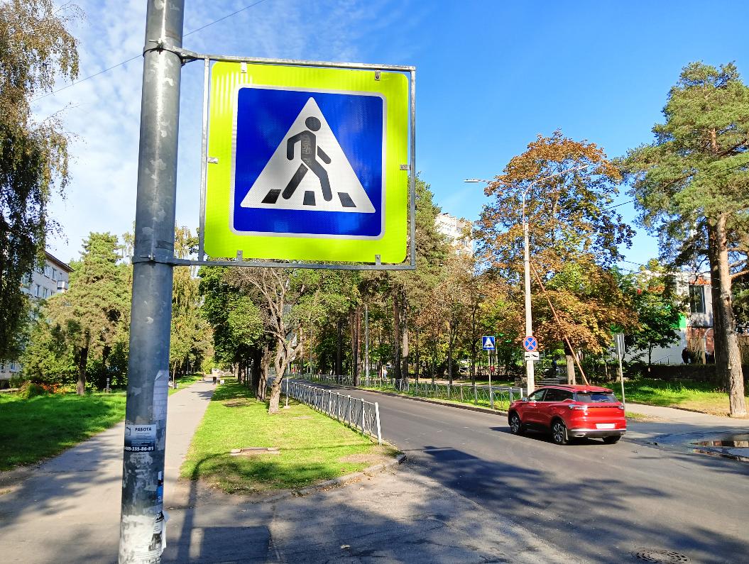 Внимание на знаки. Сосновоборским водителям напомнили об осторожности на улицах без дорожной разметки 