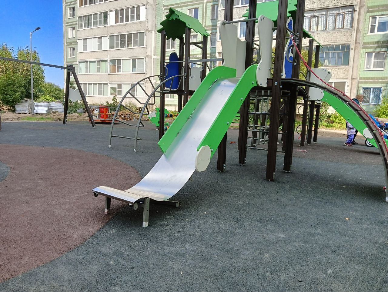 «Кораблик», горки и качели возвращаются к детям. В Сосновом Бору обновляют детские площадки