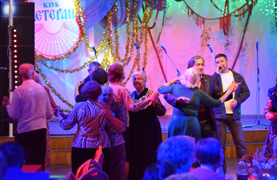 Для сосновоборского клуба «Ветеран» прошел новогодний бал