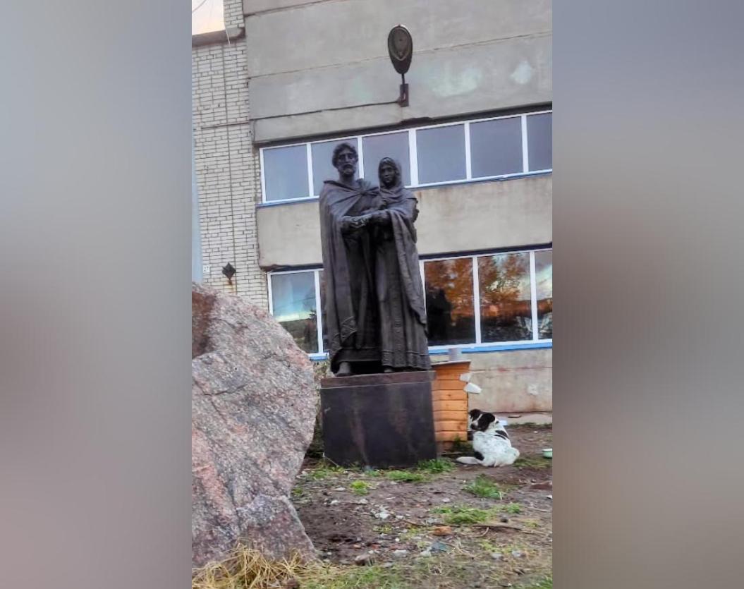 Отлитая скульптура временно стоит возле здания Спецавтотранса / архив «Маяка», 2022 г.