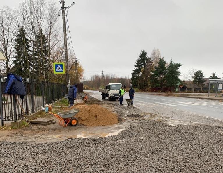 Начался ремонт автобусной остановочной площадки и въезда в СНТ «Ручьи»