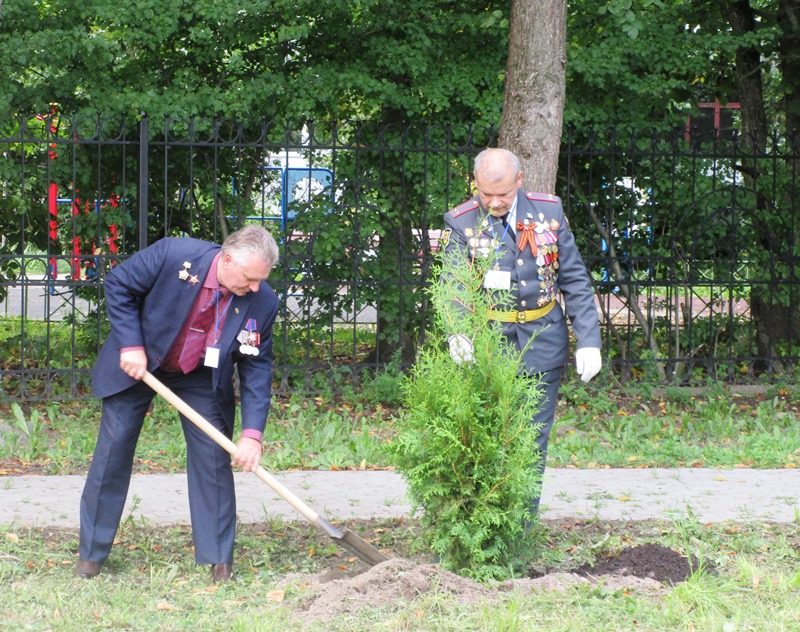 В память о погибших в Беслане учителях в Сосновом Бору посадили деревья