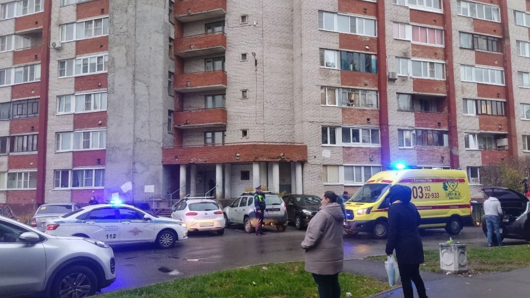 В Сосновом Бору женщина выпала из окна на улице Солнечной
