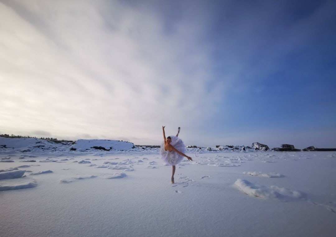 В Ленобласти балерина станцевала в мороз на льду Финского залива в защиту бухты Батарейная