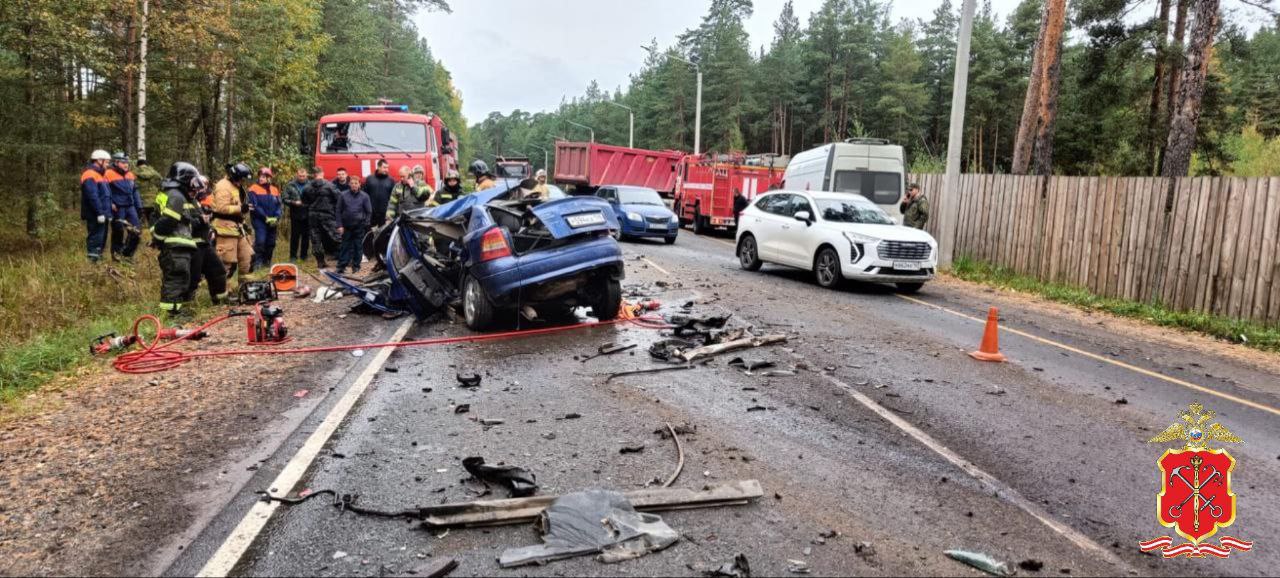 Врезались в самосвал. В Большой Ижоре двое мужчин погибли в ДТП