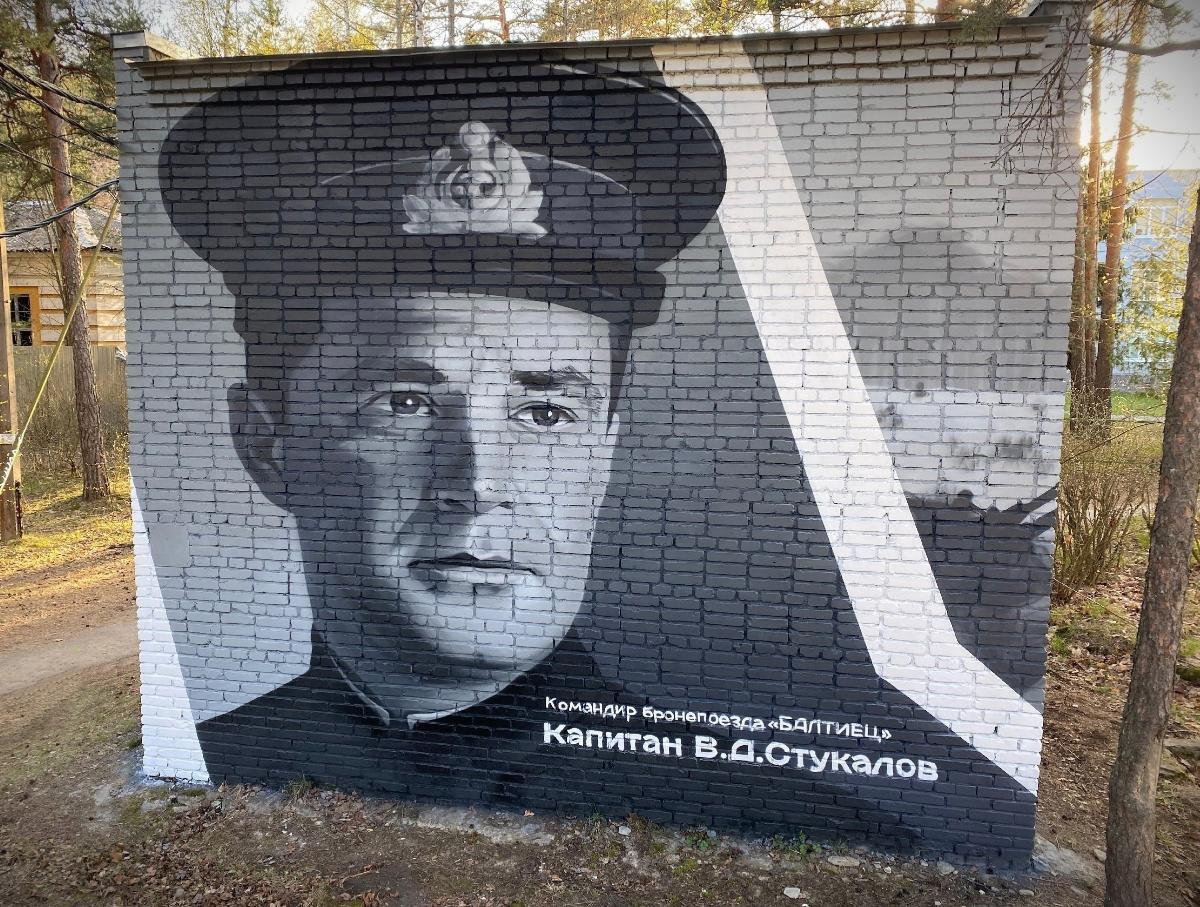 Сосновоборские художники создали новое граффити в честь героя Великой Отечественной войны