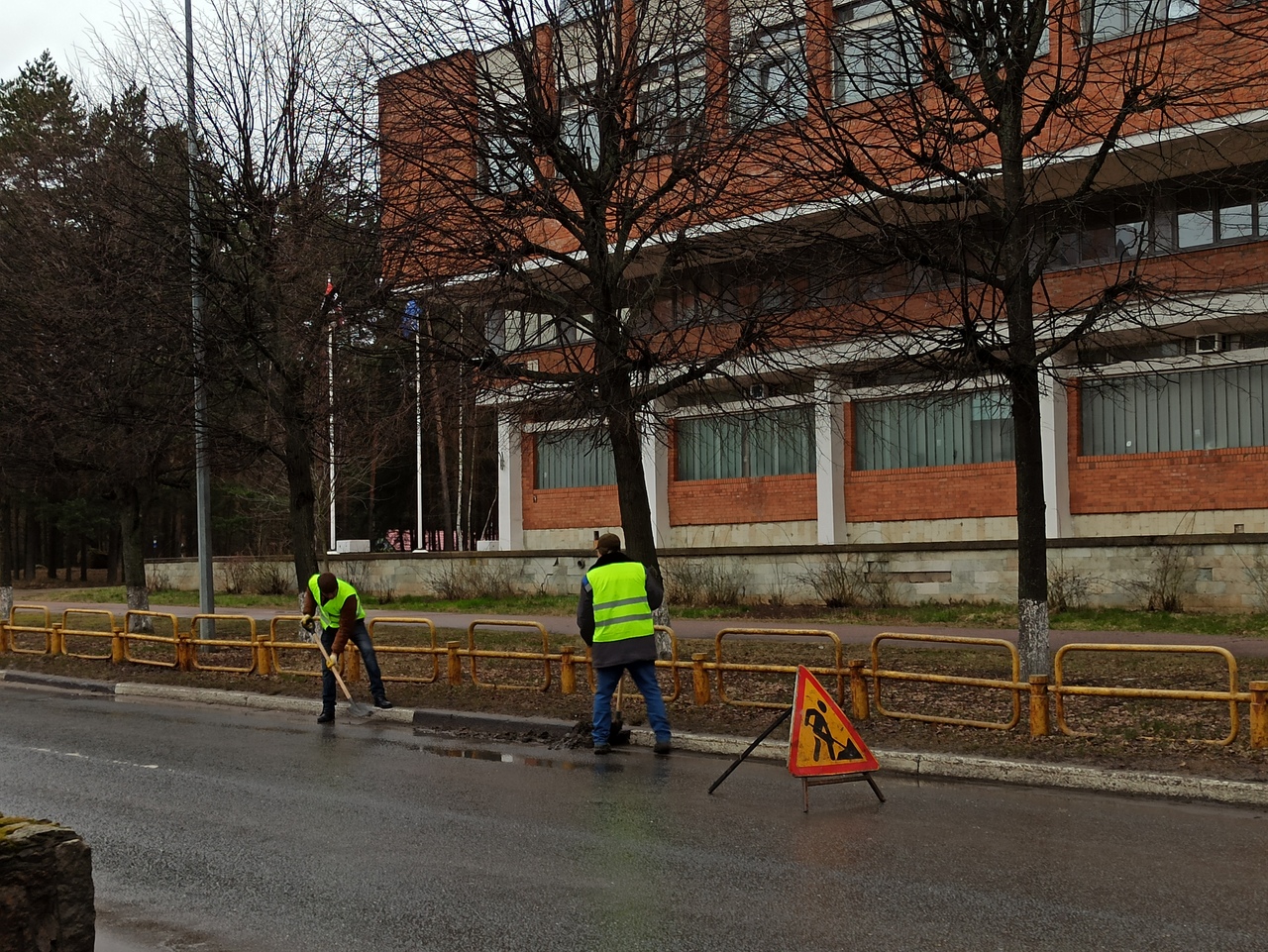 Сосновоборский "Спецавтотранс" продолжает ремонт светильников и сезонную уборку