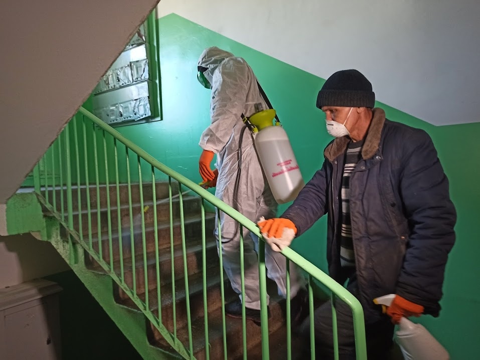 Дезинфекция и уборка подъездов - под контролем специалистов администрации