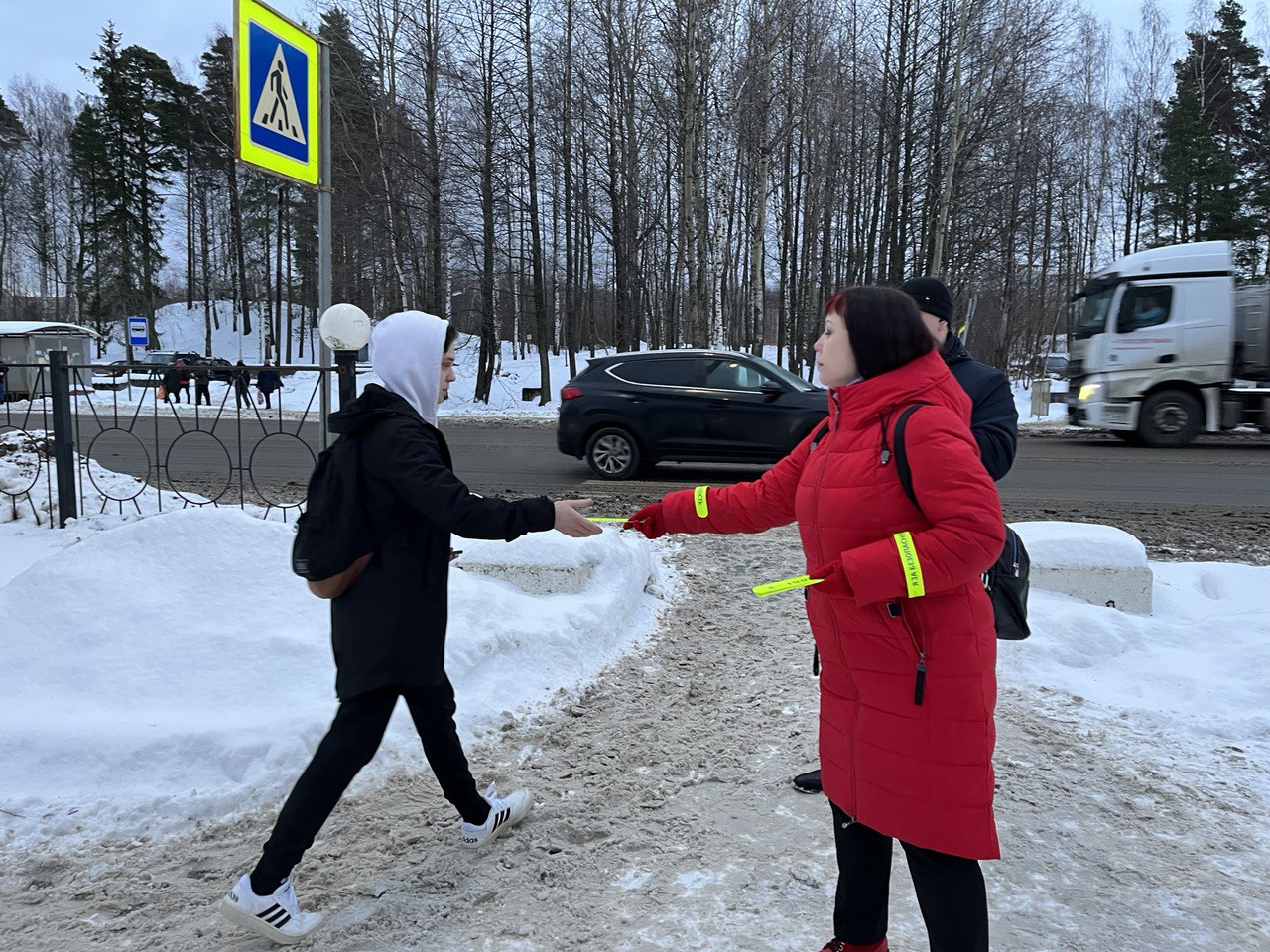 В промзоне Соснового Бора волонтеры ЛАЭС раздали пешеходам 2000  светоотражателей | 20.12.2022 | Сосновый Бор - БезФормата