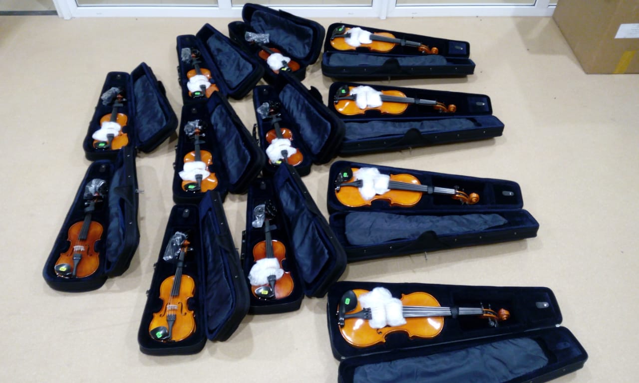 На фото — новые скрипки. Куплены также домры, аккордеоны, духовые инструменты, ксилофон, пюпитры и многое другое
