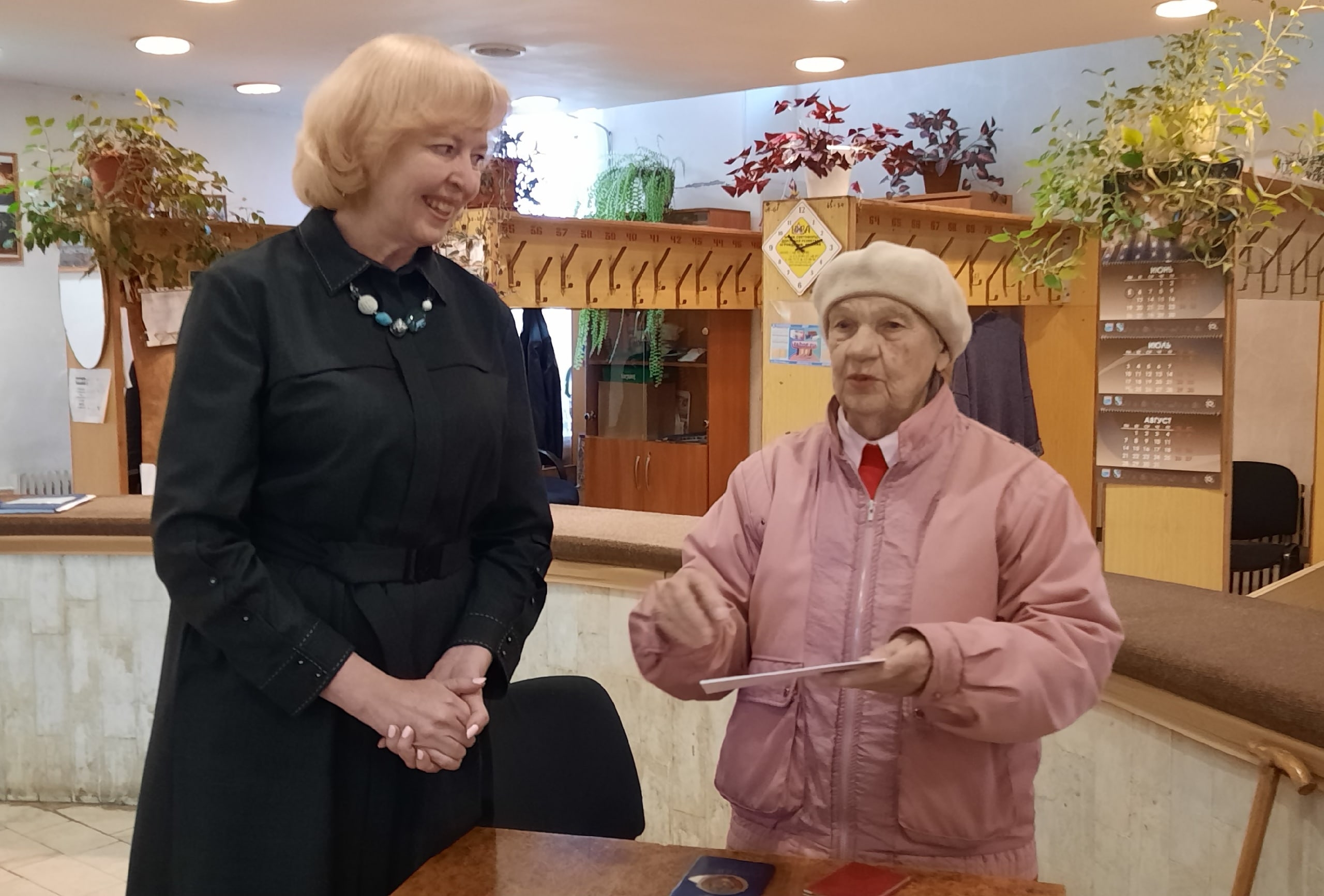 Раиса Коняхина (справа) и председатель комитета финансов Татьяна Попова (слева)