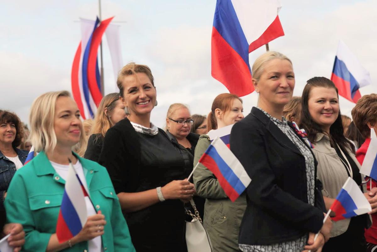 В Сосновом Бору отметили День государственного флага на праздничном митинге