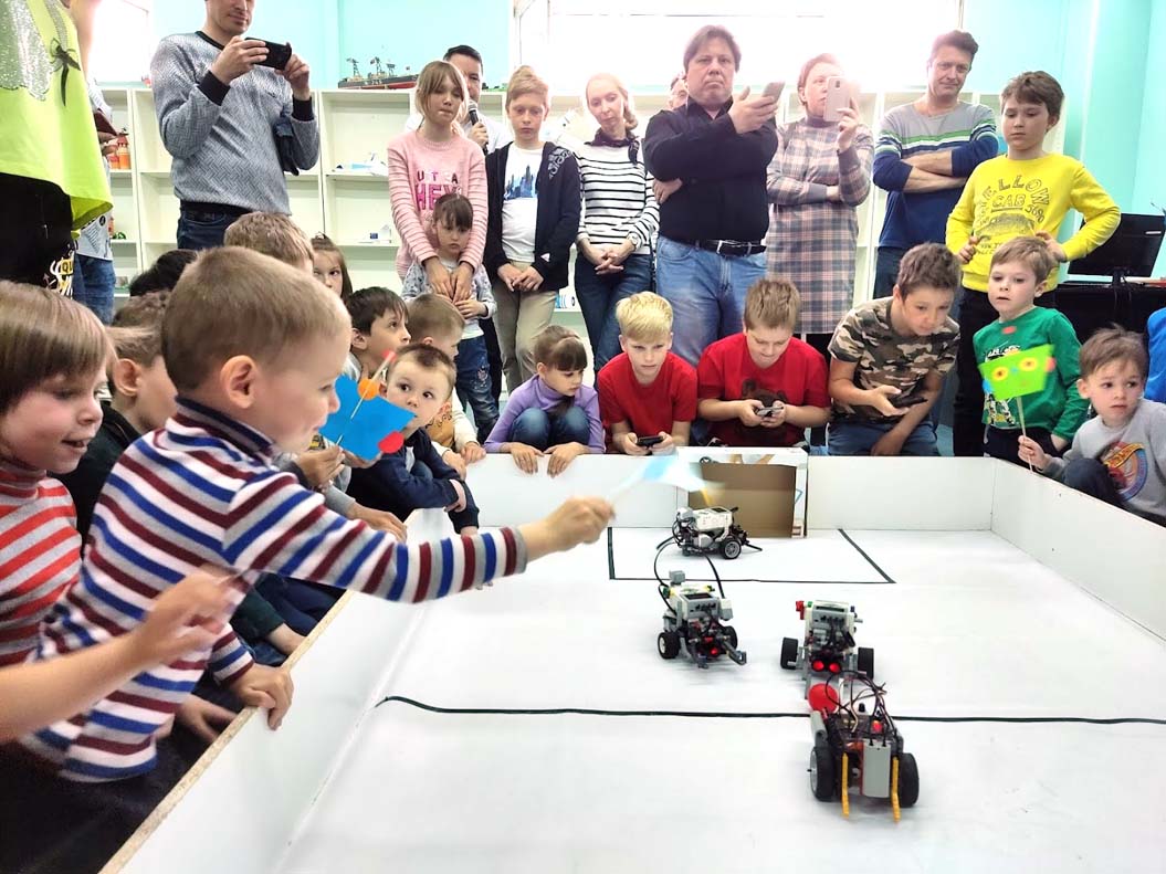ЦРТ устроил для сосновоборских ребят и родителей путешествие в мир робототехники