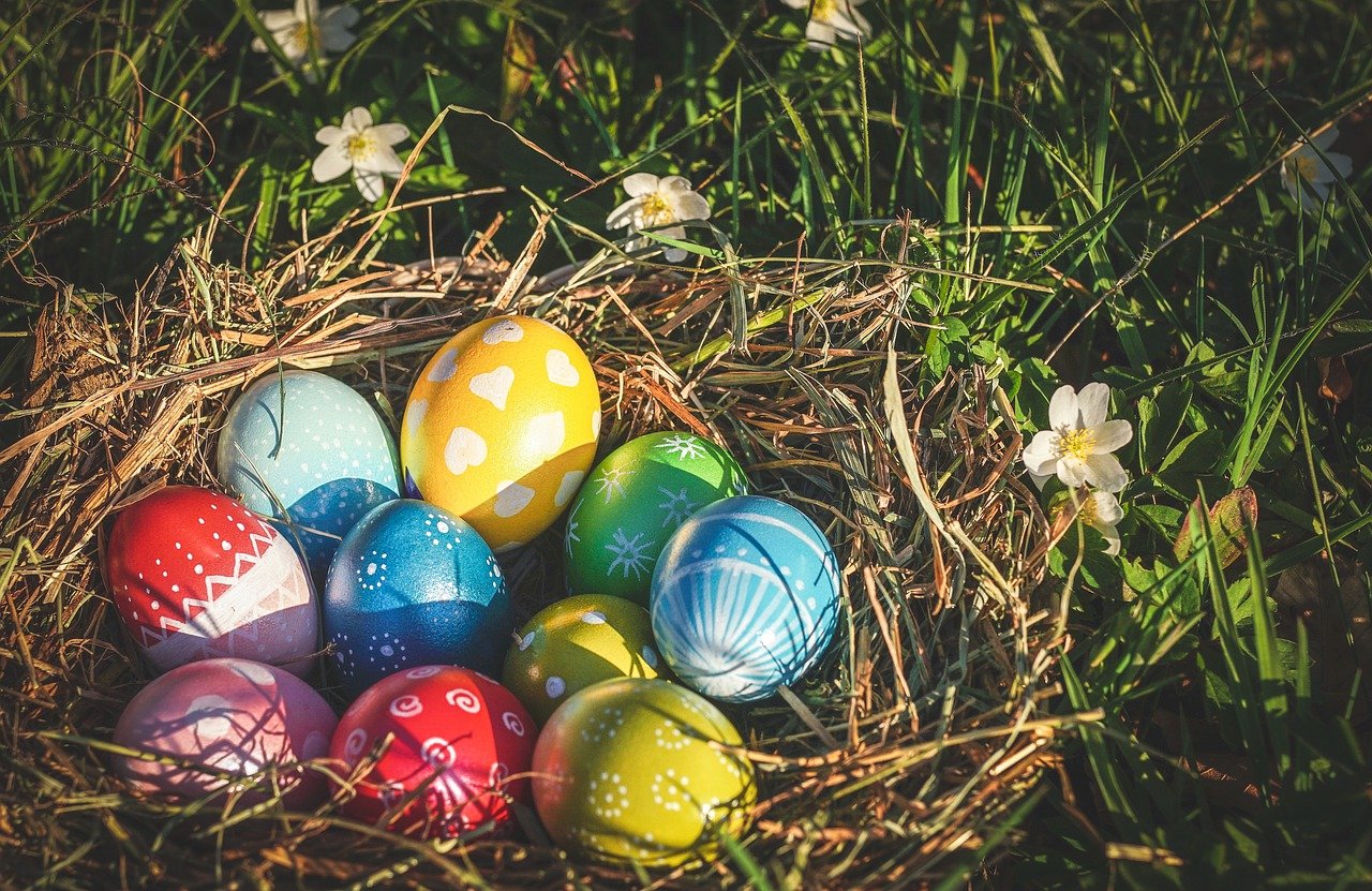 5 недорогих способов оригинально покрасить яйца на Пасху
