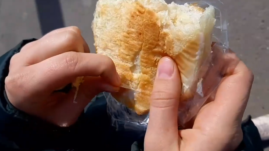 Видео: в сосновоборском "Дикси" продают пирожки с бумагой