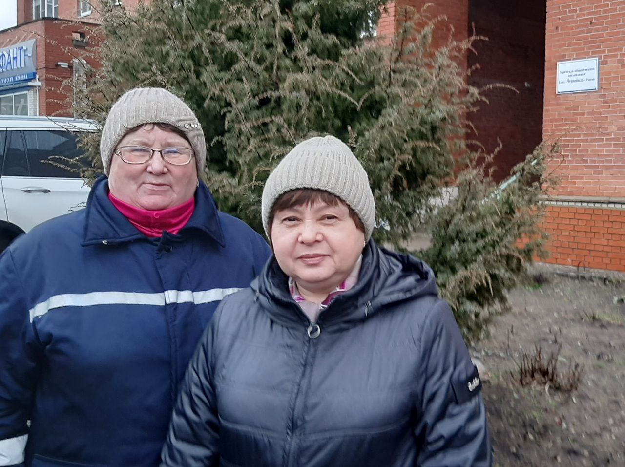 Работники УК 'Социум - Строй' Ольга Холодова (справа) и Наталья Ильина / Фото: Анна Петрова