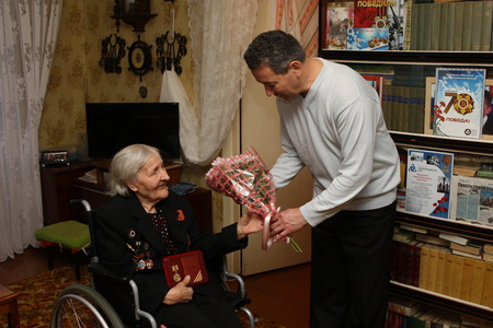 Ветеранов города наградили нагрудным знаком «75 лет битвы за Москву»