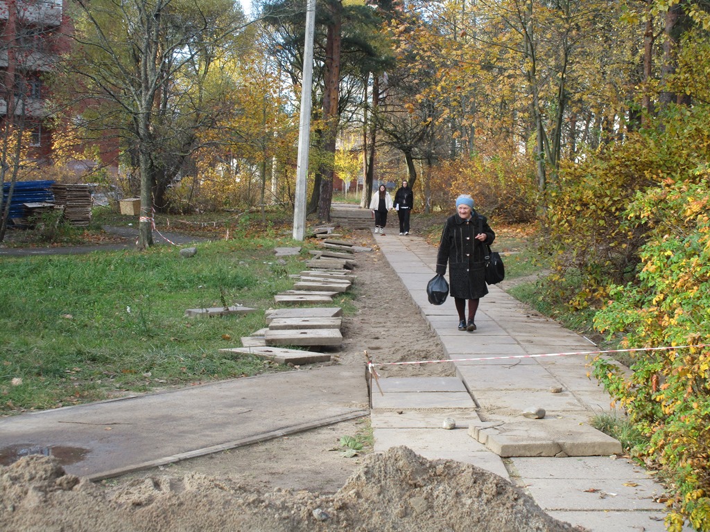 В Сосновом Бору ремонтируют востребованные дорожки к социальным объектам