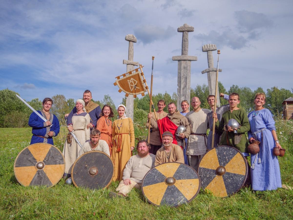 Хольмгард великий новгород. Хольмгард парк Великий Новгород. Фестиваль реконструкции. Братчина. Братчина картинки.