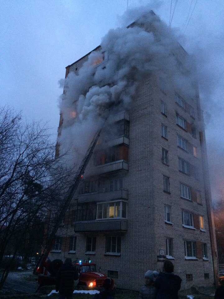 На улице Ленинградская загорелась квартира