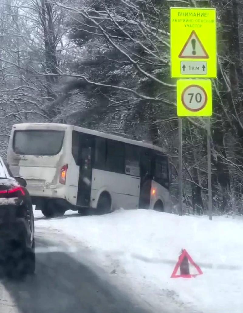 Съехали в кювет: 402 маршрутка в районе Дубочков, легковушка — в Липово /  Маяк. Сосновый Бор. Ленобласть.