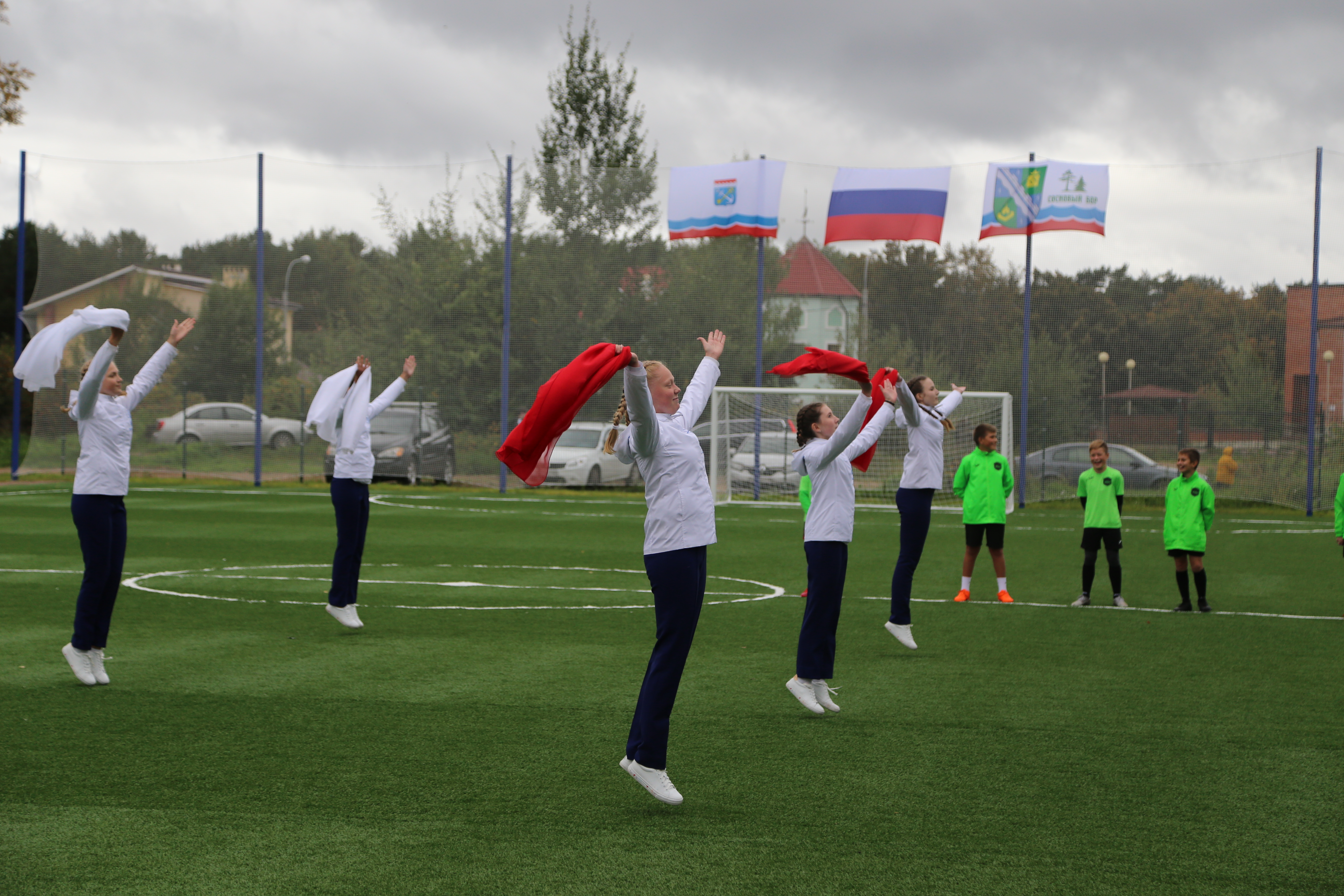 Тренироваться и играть на открытом воздухе — в Сосновом Бору создали новый спортивный комплекс 