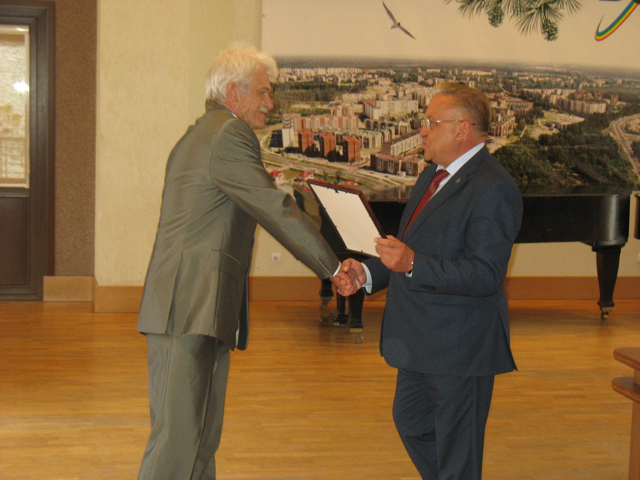 Владимира Долгополова поздравили с 70-летием и поблагодарили за 29 лет работы во главе ДК «Строитель» 