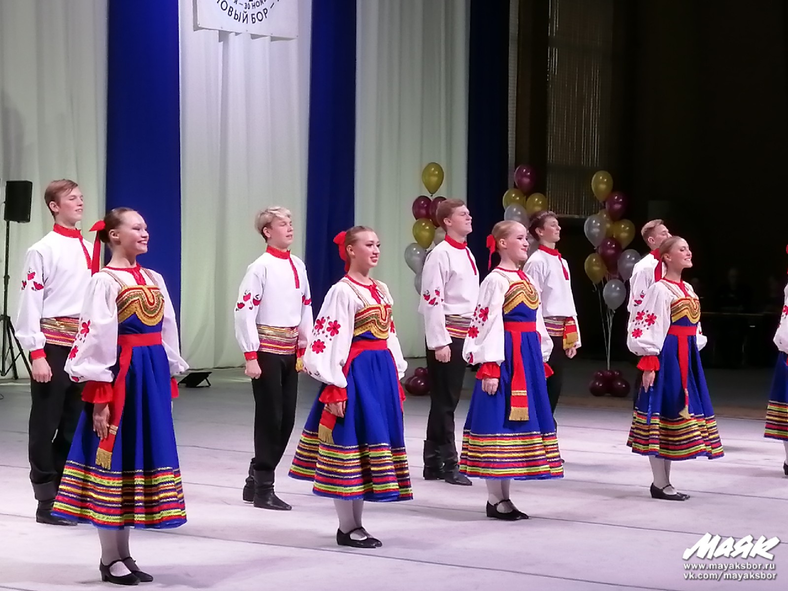 На фестивале ко Дню народного единства в Сосновом Бору выступил фольклорный ансамбль из Сербии