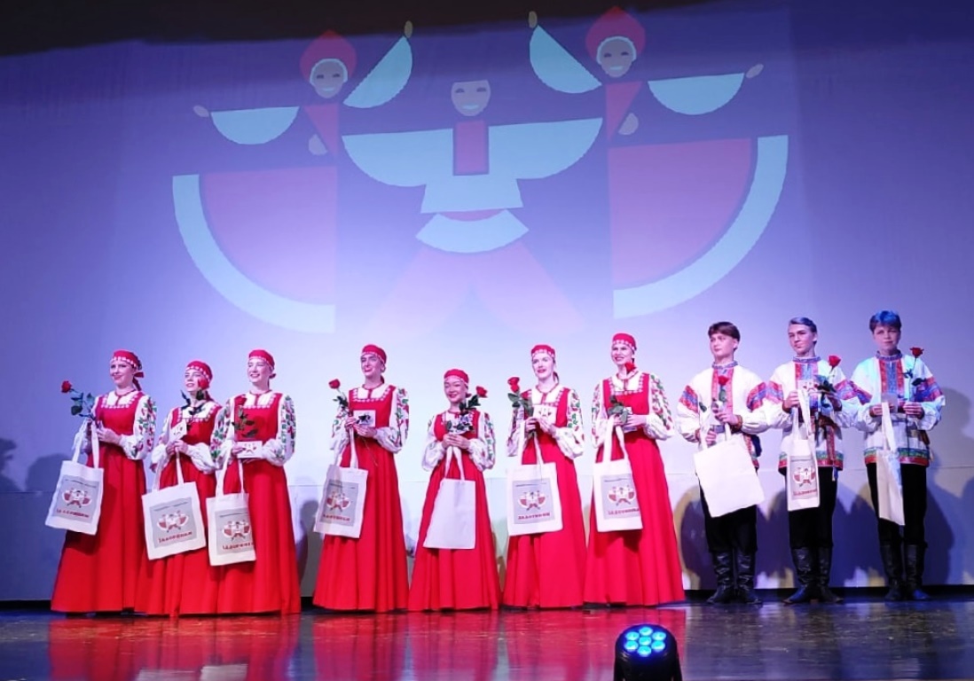 Сосновоборский ансамбль «Задоринки» выпустил в жизнь выпускников душевным концертом 
