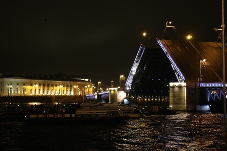 Дворцовый мост "спел" в Петербурге